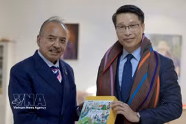 Chargé d'Affaires of Vietnam to Timor-Leste Pham Binh Dam (R) and Timor-Leste's Deputy Prime Minister Francisco Kalbuadi Lay. (Photo: VNA)