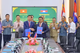 The Special Task Committees of Vietnam's An Giang province and Cambodia's Takeo province sign a handover record for the remains of 14 Vietnamese volunteer soldiers and experts who died during wartime on July 14. (Photo: VNA)