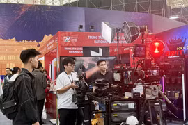 Visitors explore movie making technology at the Autumn Fair 2025. (Photo: VNA)