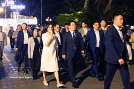 President of the Republic of Korea Lee Jae Myung and his spouse take a stroll around Hoan Kiem Lake in Hanoi during a visit to Vietnam in April 2026. (Photo: VNA)