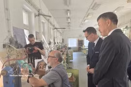 Ambassador Duong Hoai Nam and the delegation visit the Moser Crystal factory (commonly known as Moser), one of the most famous high-end crystal brands in the Czech Republic. (Photo: VNA)