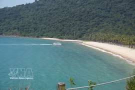 Cu Lao Cham greets visitors with sparkling turquoise waters, silky white-sand beaches and dense primary forests. (Photo: VNA)