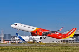 In 2024, Vietjet's aviation revenue reached 71.545 trillion VND (approx. 2.8 billion USD), with after-tax profit exceeding 1.3 trillion VND (51.6 million USD), increasing by 33% and 697% YoY, respectively. (Photo courtesy of Vietjet)