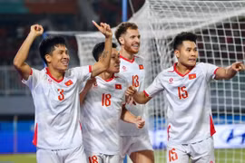 Vietnamese players celebrate Van Vi's (Number 3) opening goal at the match against Indonesia on August 3. (Photo published by VNA)