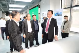 A delegation from Hung Yen province visits Xi’an GSR Energy Storage Technology company (Photo: Hung Yen Newspaper)