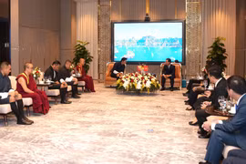 Chairman of the Quang Ninh provincial People’s Committee Pham Duc An (right) and King Jigme Khesar Namgyel Wangchuck of Bhutan at their meeting on August 21. (Photo: baoquangninh.vn)