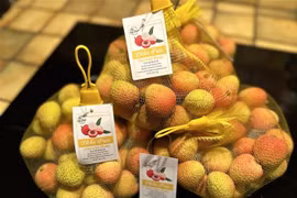 Hai Duong lychees are sold at a supermarket in Paris. (Photo: VNA)