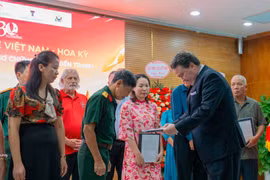 Former US Ambassador to Vietnam Marc E. Knapper returns the “war remnants records” in 2025. (Photo: VietnamPlus)