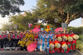 Members of the Overseas Vietnamese Association in Macau (China) join an international parade in the special administrative region. (Photo: VNA)