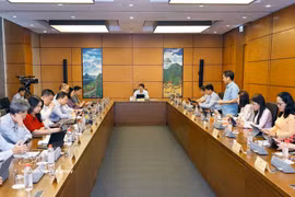 Delegations from Lai Chau and An Giang provinces join a group discussion (Photo: VNA)
