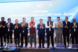 Delegates attending the forum pose for a group photo (Photo: VNA)