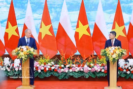 Prime Minister Le Minh Hung (R) and his Polish counterpart Donald Tusk at the press briefing in Hanoi on October 26, 2026. (Photo: VNA)