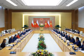 Prime Minister Le Minh Hung holds talks with his Polish counterpart Donald Tusk in Hanoi on October 26 (Photo: VNA)