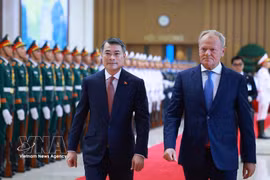 Prime Minister Le Minh Hung (L) hosts an official welcome ceremony for his Polish counterpart Donald Tusk in Hanoi on October 26 morning. (Photo: VNA)