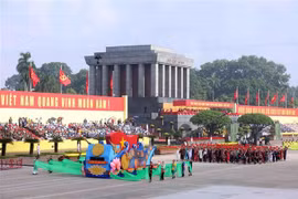 The delegation representing Vietnam’s 54 ethnic groups marches past the grandstand. (Photo: VNA)