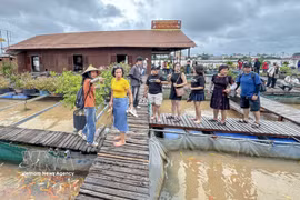 A tour guide leads visitors on a tour of Bay Bon fish farm in Con Son Islet, Can Tho city. (Photo: VNA)