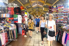 Tourists visit Ben Thanh market in Ho Chi Minh City. (Photo: VNA)
