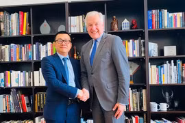 Vietnamese Ambassador to Austria Vu Le Thai Hoang (L) meets with Dr Martin Eichtinger, Director of the Diplomatic Academy of Vienna on June 10 (Photo: Nhan dan.vn)