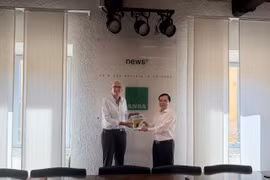 Editor-in-Chief of the Communist Review Assoc. Prof. Dr. Duong Trung Y (R) presents a souvenir to ANSA executive (Photo: tapchicongsan.org.vn)