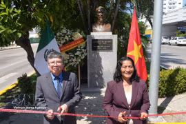 Vietnamese Ambassador to Mexico Nguyen Van Hai (left) and Acapulco Mayor Abelina Lopez Rodriguez at the ceremony inaugurating the restored statue of President Ho Chi Minh. (Photo: VNA)