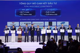 Membership certificates of the Vietnam International Financial Centre in Ho Chi Minh City (VIFC- HCMC) are presented to ten holding companies as its first members. on October 28, 2026 (Photo: VNA)
