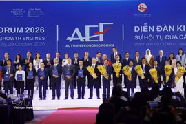 Government and Ho Chi Minh City leaders, along with delegates attending AEF 2026, pose for a group photo with members of the Vietnam International Finance Centre in Ho Chi Minh City and investors (Photo: VNA)