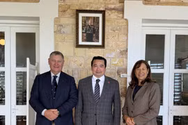 Vietnamese Consul General in Perth Pham Hai Anh (C) meets with Northern Territory Administrator David Connolly and his spouse. (Photo published by VNA)