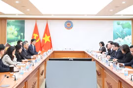 Deputy Minister of Finance Tran Quoc Phuong holds a working session with Bing Li, Head of Asia-Pacific for Bloomberg in Hanoi. (Photo: tapchitaichinh.vn)