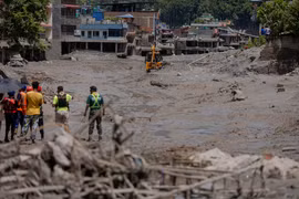 Rescue teams search for victims after floods and landslides in Nuwakot, Nepal, on August 27, 2026 (Photo: Xinhua/VNA) 