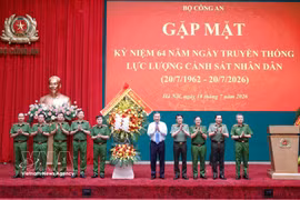 Party General Secretary and State President To Lam present greeting flowers to the People'sPolice force on the occasion of the 64th anniversary of the force's traditional day (Photo: VNA)