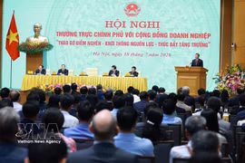 Prime Minister Le Minh Hung chairs a government meeting with the business community in Hanoi on July 18 (Photo: VNA)