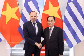 Minister of Foreign Affairs Le Hoai Trung welcomes Greek Minister of Foreign Affairs George Gerapetritis in Hanoi on July 17 (Photo: VNA)