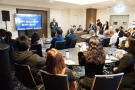 A corporate executive introduces the potential of Australia's construction material market (Photo: VNA)