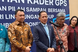 Environment Minister, Hanif Faisol Nurofiq (center), answers journalists' questions after the inauguration of the Waste Sorting Movement in Ancol, North Jakarta, September 11, 2025. (Photo: Antara)