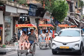 Visitors explore Hanoi's Old Quarter by cyclo, experiencing the capital's distinctive architecture and vibrant daily life (Photo:VNA)
