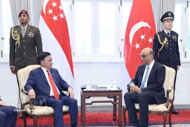 Politburo Member and Standing Member of the Communist Party of Vietnam (CPV) Central Committee’s Secretariat Tran Cam Tu (L) and Singaporean President Tharman Shanmugaratnam in Singapore on August 25, 2026. (Photo: VNA)