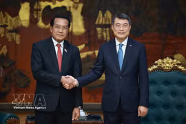 Prime Minister Le Minh Hung (R) and Vanhxay Phongsavanh, Politburo member, Chairman of the Lao People's Revolutionary Party (LPRP) Central Committee's Inspection Commission, President of the Lao State Inspection Authority, and Head of the Central Anti-Corruption Commission of Laos, in Hanoi on August 25, 2026. (Photo: VNA)