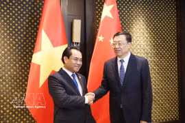 Minister of Agriculture and Environment Trinh Viet Hung (L) meets with Chinese Minister of Agriculture and Rural Affairs Zhang Zhu on August 24 (Photo: VNA)