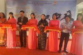 Delegates cut the ribbon to open the thematic exhibition (Photo: VNA)