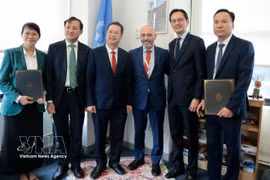 Da Nang People’s Committee Chairman Nguyen Manh Hung (third from left) and other Vietnamese officials at a meeting with UNDP leaders in New York. (Photo: VNA)