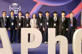 The Vietnamese team at the 2025 APhO, which is held in Dhahran, Saudi Arabia. (Photo: VNA)