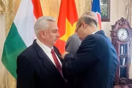 Vietnamese Ambassador to Hungary Bui Le Thai presents the Friendship Order to Chairman Botz László and Permanent Vice Chairman Váraljai Márton of the Hungary-Vietnam Friendship Association. (Photo: VNA)