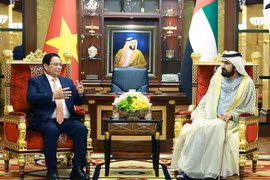 Prime Minister Pham Minh Chinh (L) holds talks with UAE Vice President and Prime Minister Sheikh Mohammed bin Rashid Al Maktoum in Dubai on October 28, 2024 (local time) (Photo: VNA)