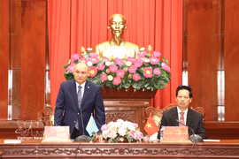 Ambassador of Kazakhstan to Vietnam Kanat Tumysh outlines the key areas in which Kazakh investors are seeking support to facilitate the project's implementation, at the meeting with authorities in Dong Thap province on July 18, 2026. (Photo: VNA)