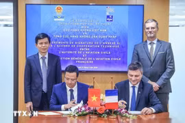 Representatives from the Civil Aviation Authority of Vietnam (CAAV) and the French Civil Aviation Authority (DGAC) at the signing ceremony. (Photo: VNA)