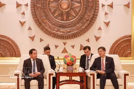 Politburo member and Secretary of the Hanoi Communist Party of Vietnam Committee Tran Duc Thang meets with Chen Gang, member of the Communist Party of China (CPC) Central Committee, Secretary of the CPC Committee and Chairman of the Standing Committee of the People’s Congress of the Guangxi Zhuang Autonomous Region, while accompanying Party General Secretary and State President To Lam on a state visit to China. (Photo: VNA)