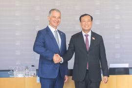 Chairman of the National Assembly's Committee for National Defence, Security and Foreign Affairs Le Tan Toi (R) meets with Jean-Michel Jacques, Chairman of the French National Assembly's National Defence and Armed Forces Committee. (Photo: VNA)