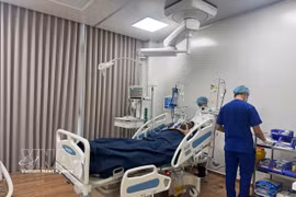 A victim of the speedboat accident receives medical treatment on Phu Quoc Island. (Photo published by VNA) 