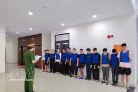Authorities arrest a transnational fraud ring while they are traveling from Cambodia to Vietnam to celebrate Vietnamese Lunar New Year. (Photo: VNA)