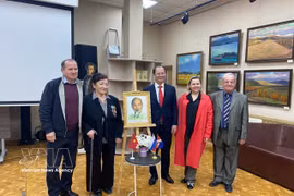 Participants of the seminar on President Ho Chi Minh in Vladivostok on May 19 pose for a group photo. (Photo: VNA)